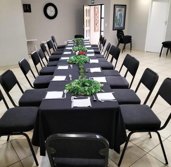 تختخواب و صبحانه Oaklands Inn And Conference Centre