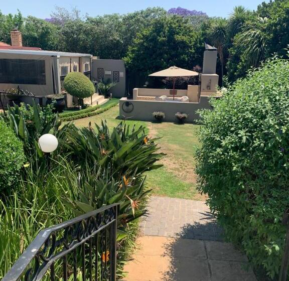 تختخواب و صبحانه Oaklands Inn And Conference Centre