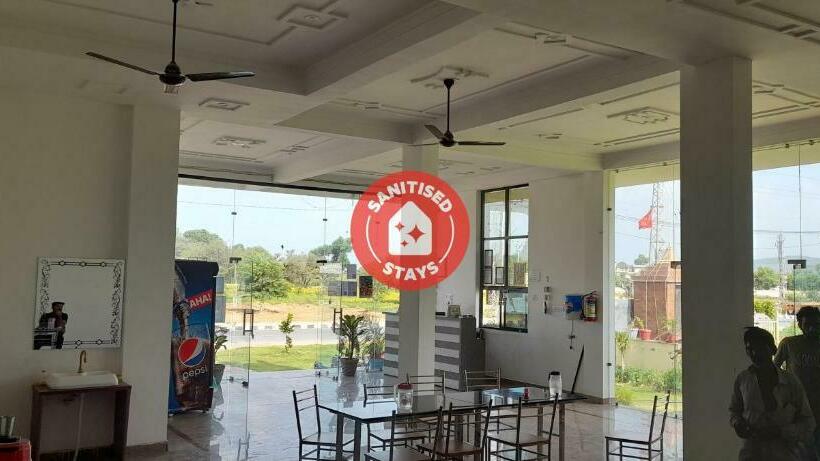 ホテル Capital O 82220 Athitya Resort