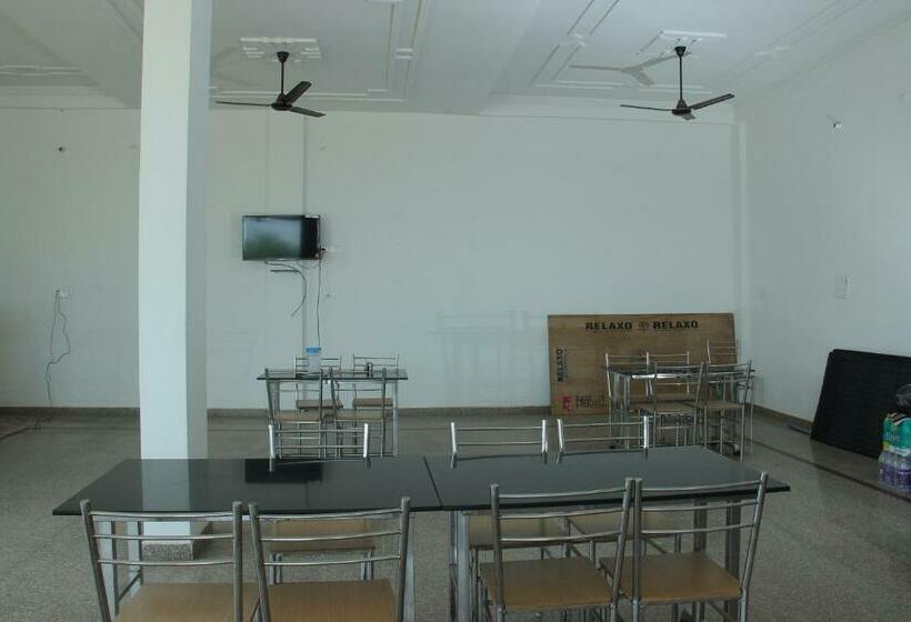 ホテル Capital O 82220 Athitya Resort