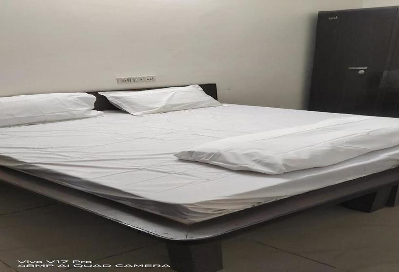 Hotel Oyo 82241 Decent Pg