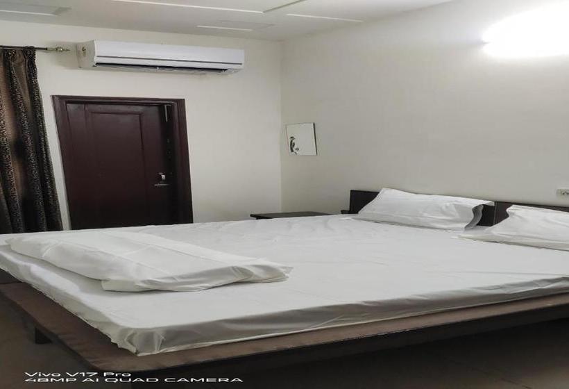 Hotel Oyo 82241 Decent Pg