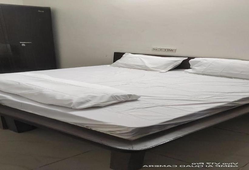 Hotel Oyo 82241 Decent Pg