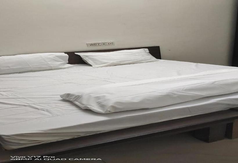 Hotel Oyo 82241 Decent Pg