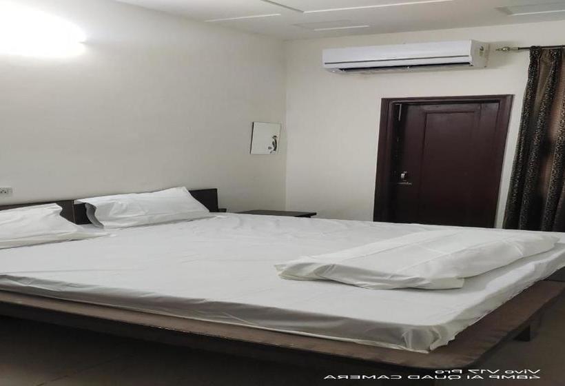 Hotel Oyo 82241 Decent Pg