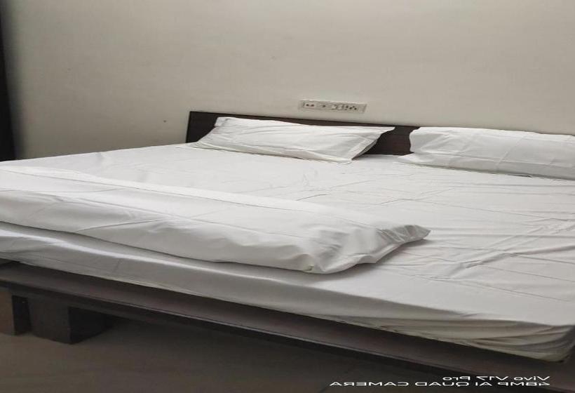 Hotel Oyo 82241 Decent Pg