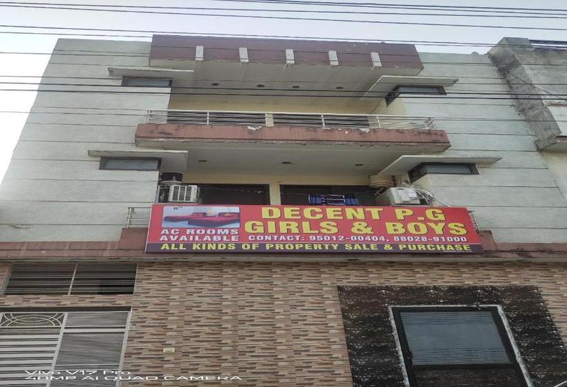 Hotel Oyo 82241 Decent Pg