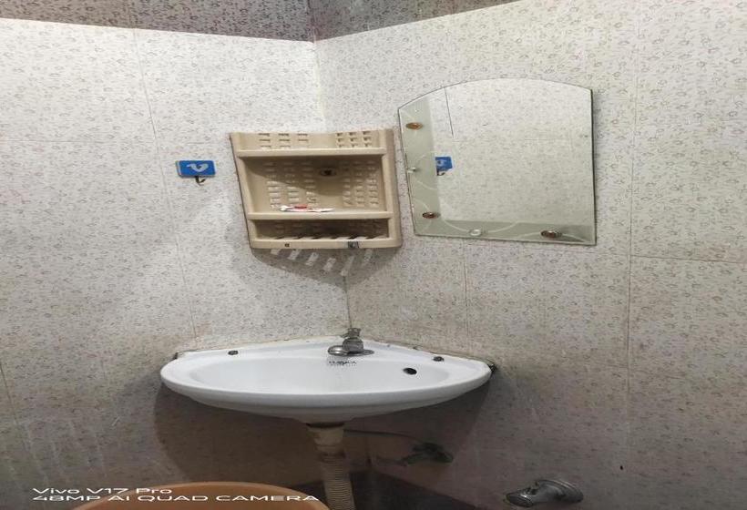 Hotel Oyo 82241 Decent Pg