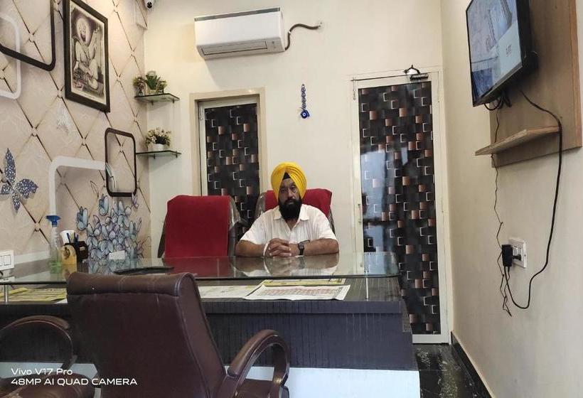 Hotel Oyo 82241 Decent Pg