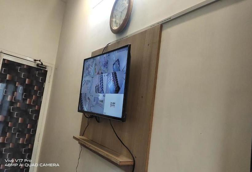 Hotel Oyo 82241 Decent Pg