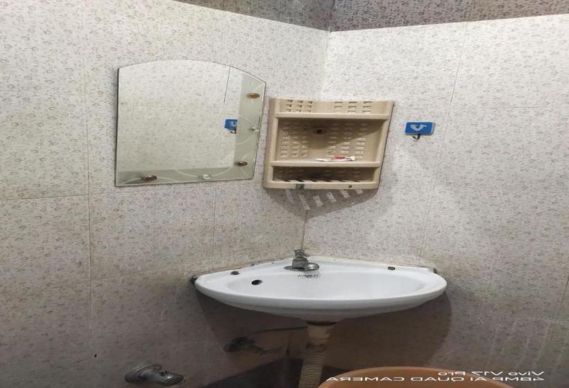 Hotel Oyo 82241 Decent Pg