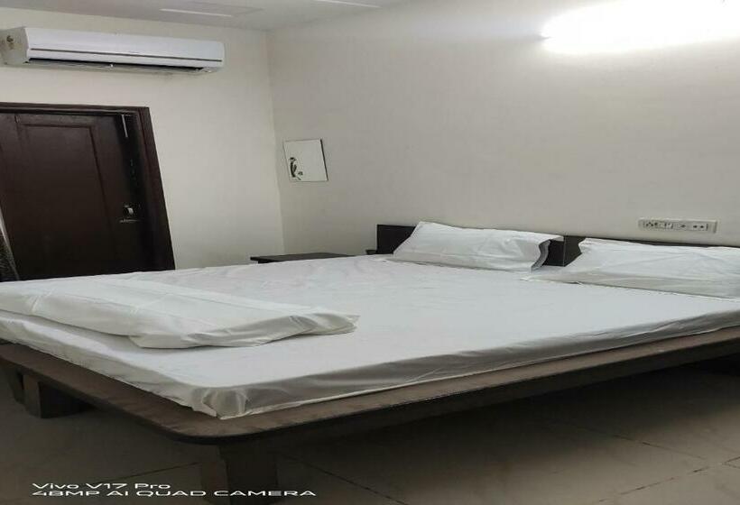 Hotel Oyo 82241 Decent Pg