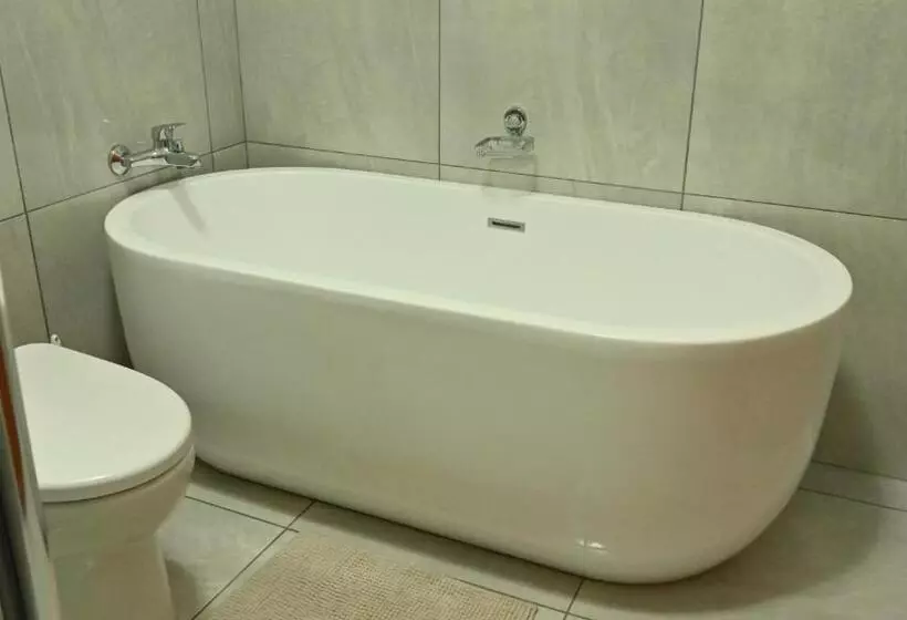 پانسیون Luxury Family En Suite @ 4 Star Guest House
