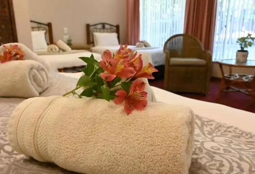 پانسیون Luxury Family En Suite @ 4 Star Guest House