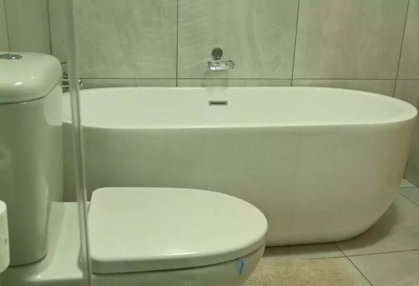 پانسیون Luxury Family En Suite @ 4 Star Guest House