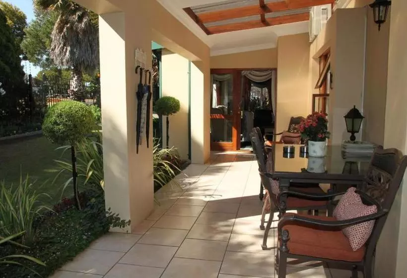 پانسیون Luxury Family En Suite @ 4 Star Guest House