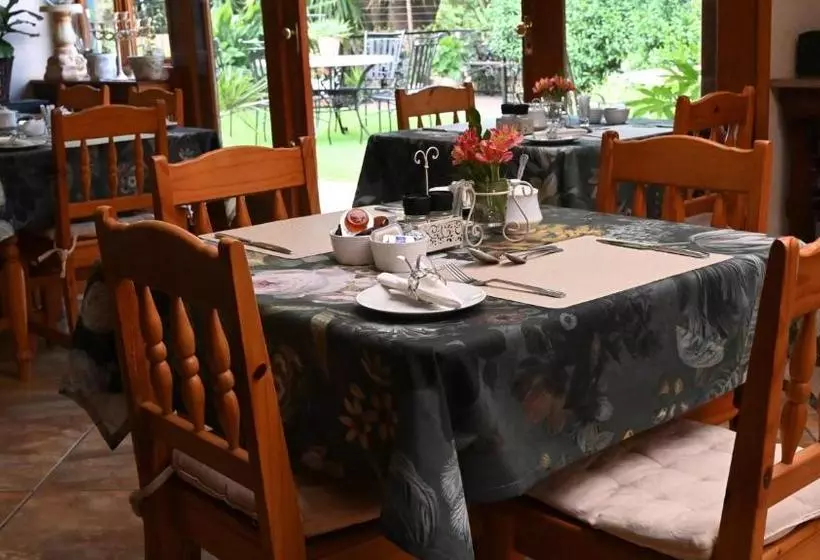 پانسیون Luxury Family En Suite @ 4 Star Guest House