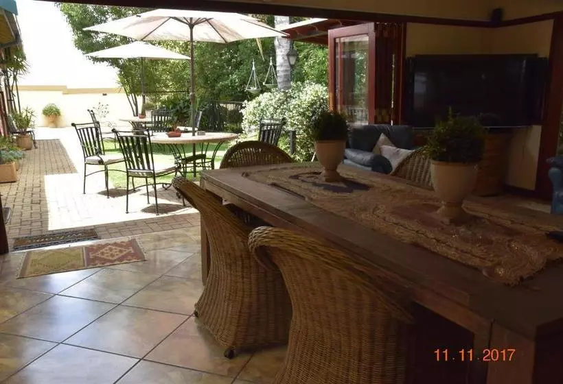 پانسیون Luxury Family En Suite @ 4 Star Guest House