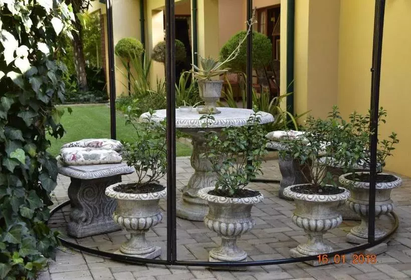 پانسیون Luxury Family En Suite @ 4 Star Guest House