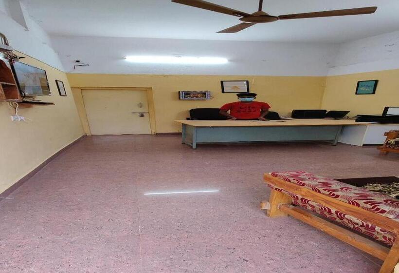 בית מלון כפרי Spot On Senapati Inn Khandagiri