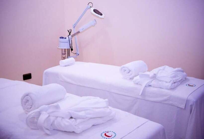 هتل Crispan Suites & Event Centre