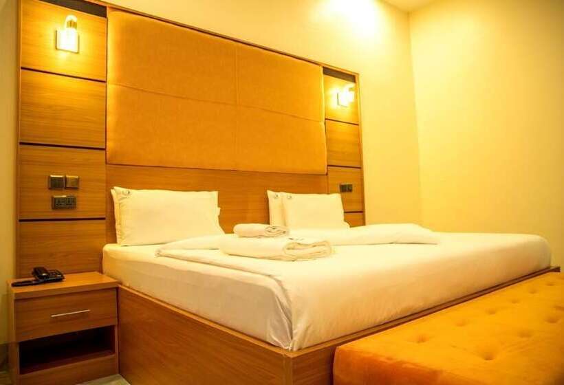 هتل Crispan Suites & Event Centre