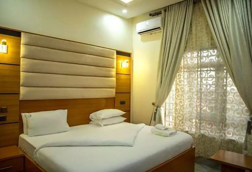 هتل Crispan Suites & Event Centre