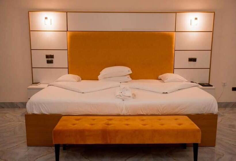 هتل Crispan Suites & Event Centre