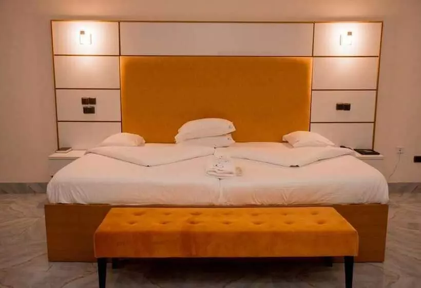 هتل Crispan Suites & Event Centre