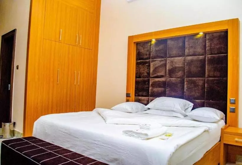 هتل Crispan Suites & Event Centre