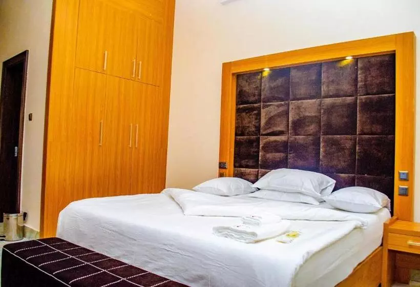 هتل Crispan Suites & Event Centre