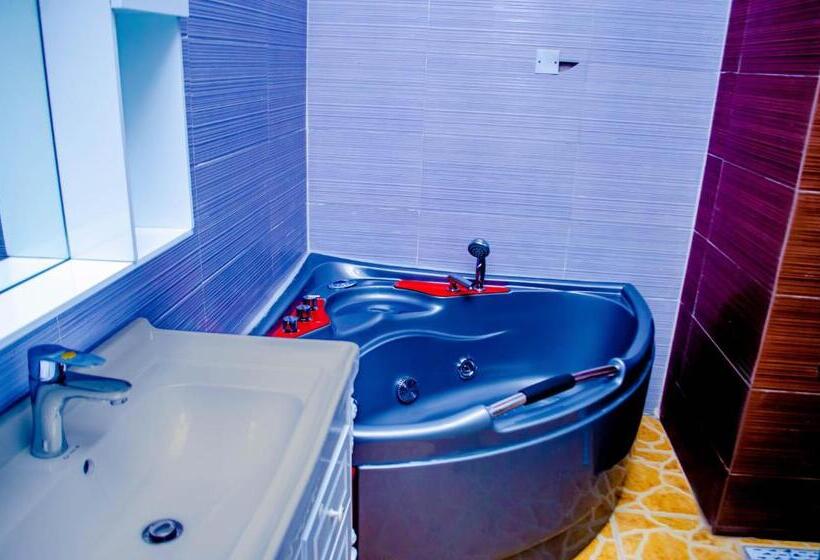 هتل Crispan Suites & Event Centre