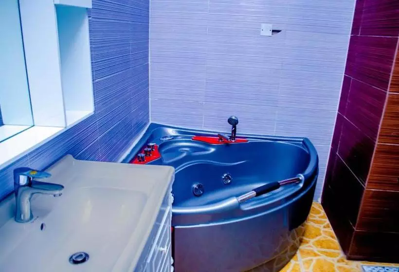 هتل Crispan Suites & Event Centre