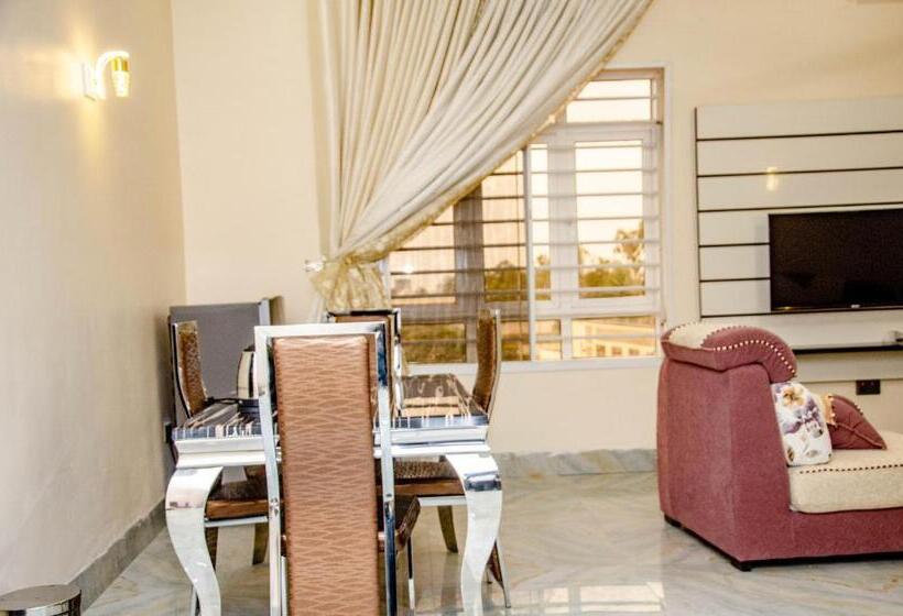 هتل Crispan Suites & Event Centre