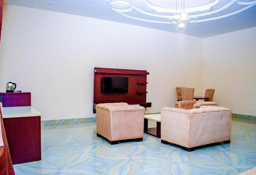 هتل Crispan Suites & Event Centre