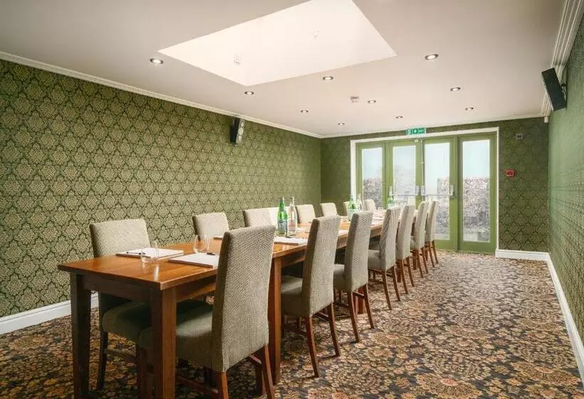 ホテル The Chilterns Fox