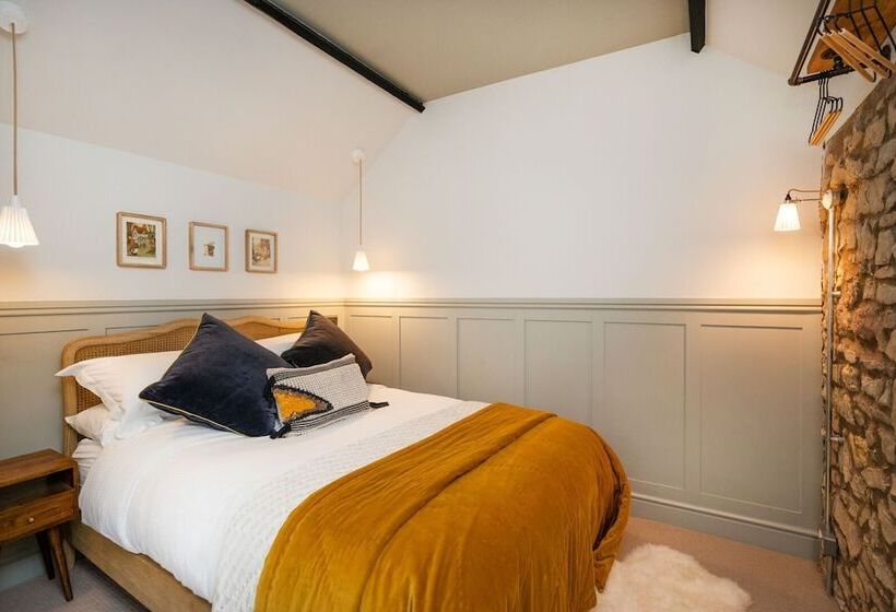 هتل The Queens Chew Magna