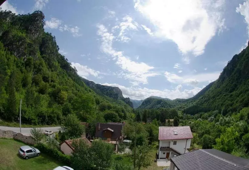 تختخواب و صبحانه Vila Sunce Village Resort Konjic
