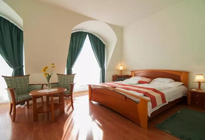 Hotelli Gosztola Gyöngye Az Erdő Szállodája