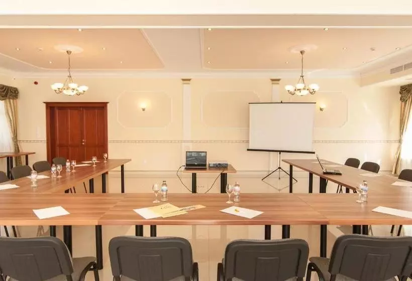 Hotelli Gosztola Gyöngye Az Erdő Szállodája