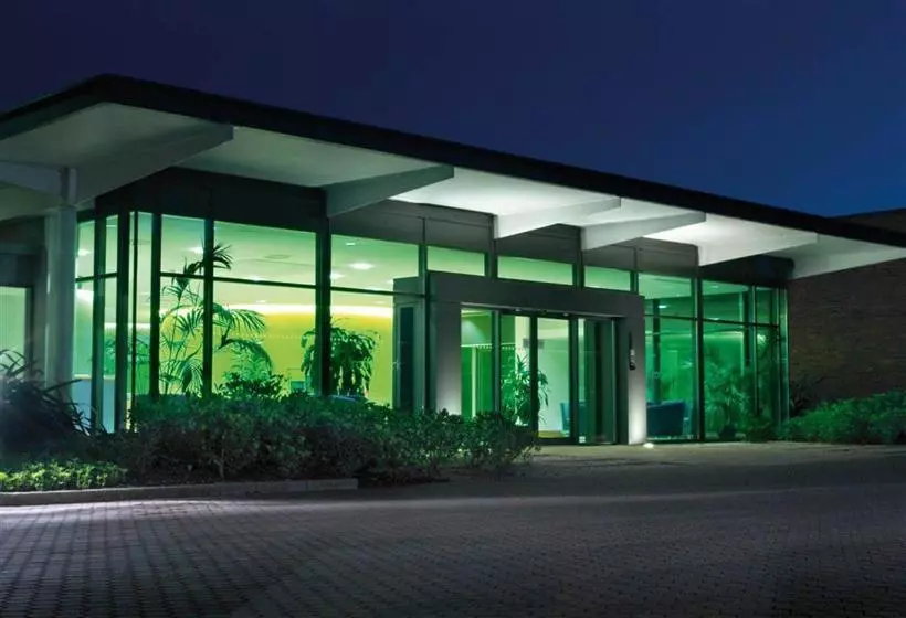 Hotelli Roffey Park Institute