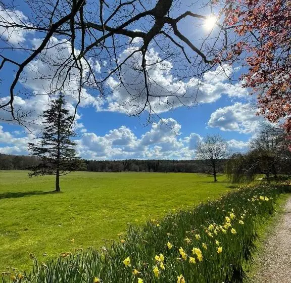 Hotelli Roffey Park Institute