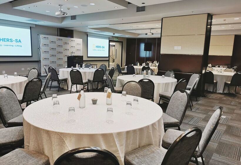 בית מלון כפרי Doubletree By Hilton Cape Town Upper Eastside