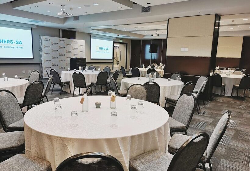 בית מלון כפרי Doubletree By Hilton Cape Town Upper Eastside