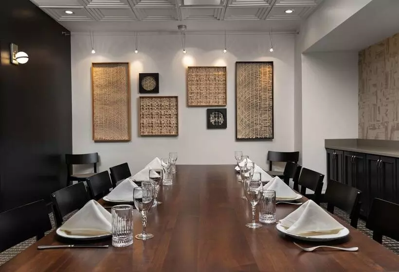 هتل Doubletree By Hilton Pittsburgh Airport