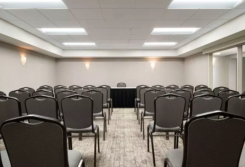 هتل Doubletree By Hilton Pittsburgh Airport