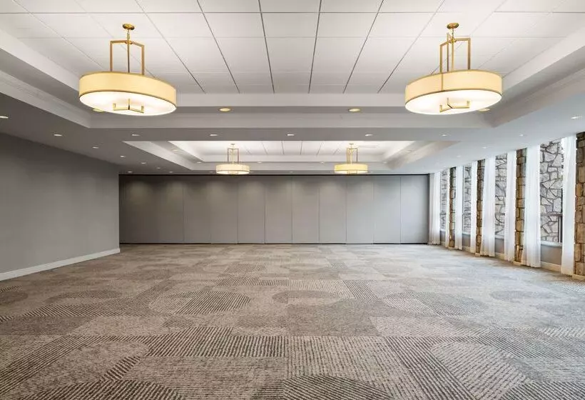 هتل Doubletree By Hilton Pittsburgh Airport