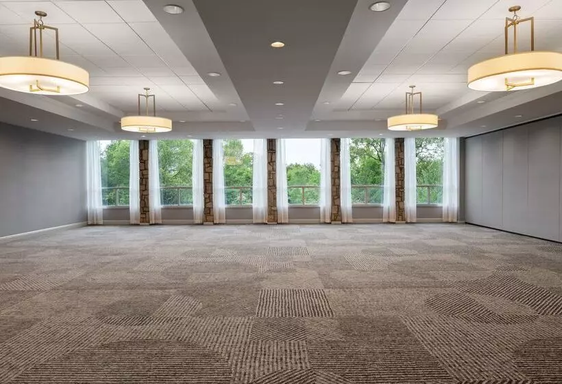 هتل Doubletree By Hilton Pittsburgh Airport