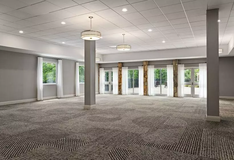 هتل Doubletree By Hilton Pittsburgh Airport