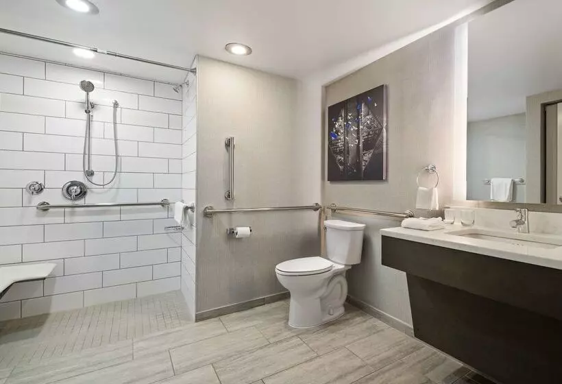 هتل Doubletree By Hilton Pittsburgh Airport